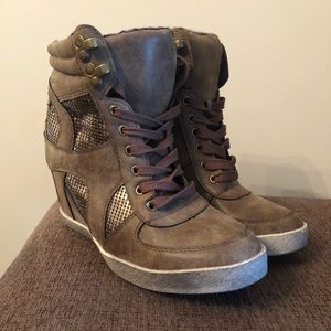 Wedge sneaker